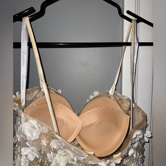 WEDDING DRESS - Picture 6 of 13